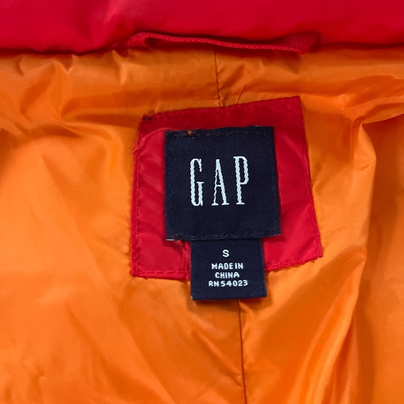 GAP Bright Red Women's Quilted Down Vest size small - Picture 10 of 12
